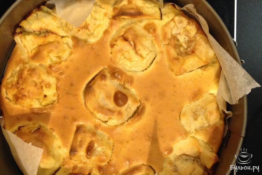 Шарлотка с целыми яблоками