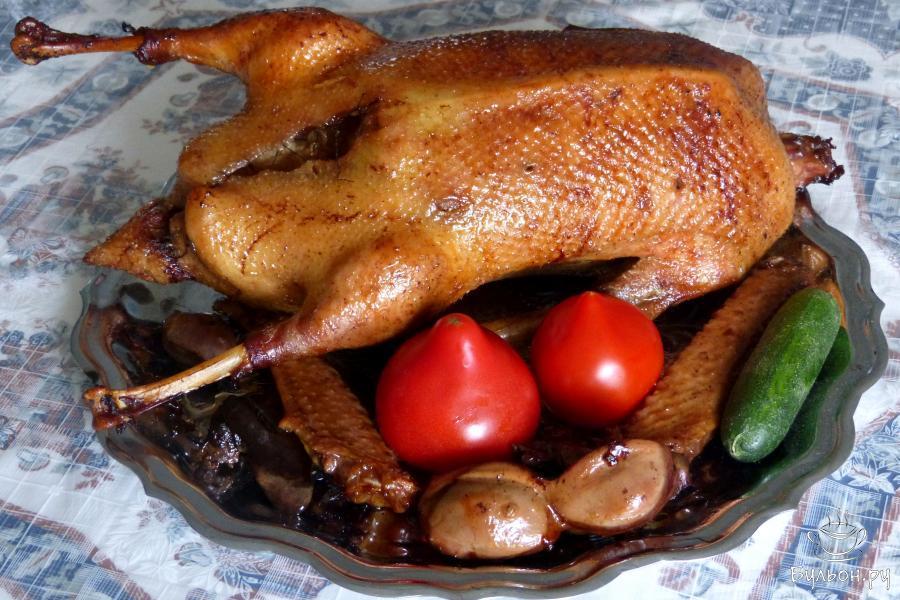 Гусь с квашеной капустой и яблоками