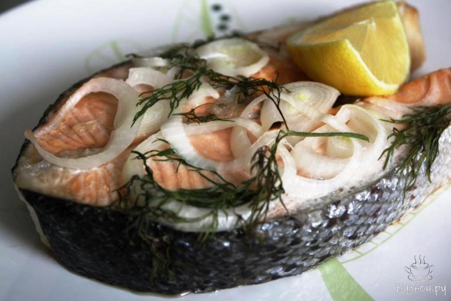 Стейк лосося, запеченный с луком в духовке