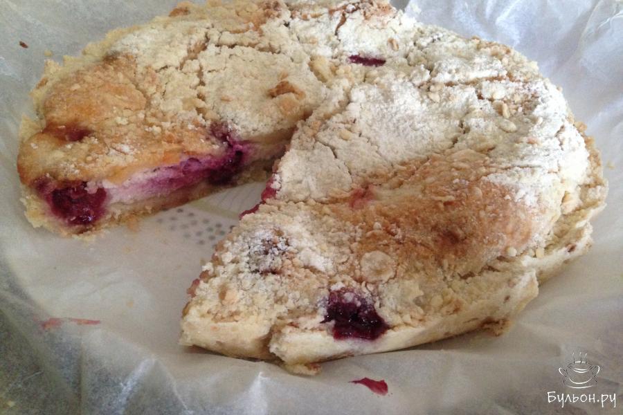 Рассыпчатый творожный пирог с вишней