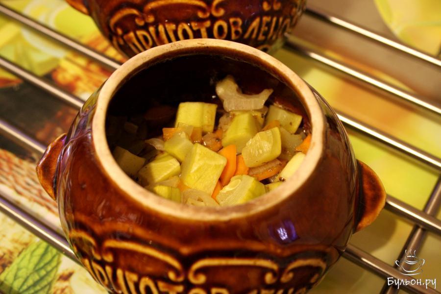 Говядина с кабачками в горшочке