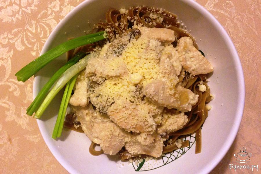 Спагетти с курицей и сливочно-грибным соусом