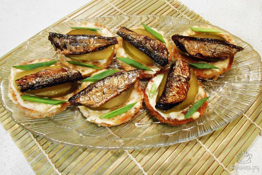 Чесночные гренки со шпротами