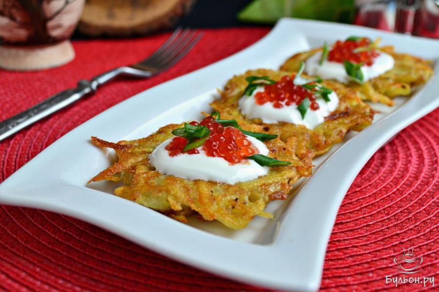 Картофельные оладьи со сметаной и красной икрой