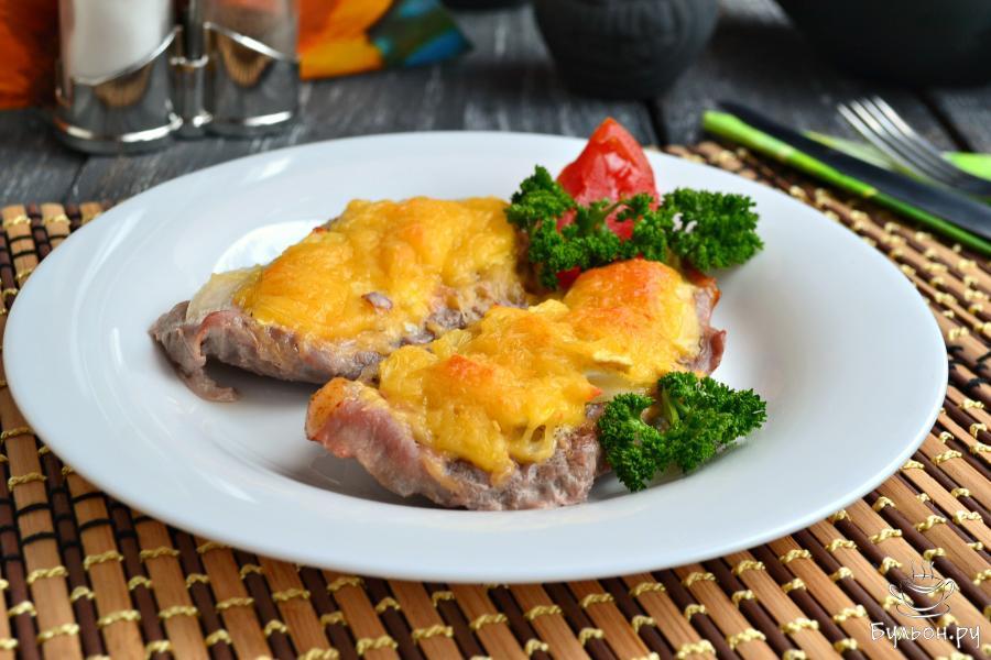 Отбивные из свинины с луком и яблоками в духовке