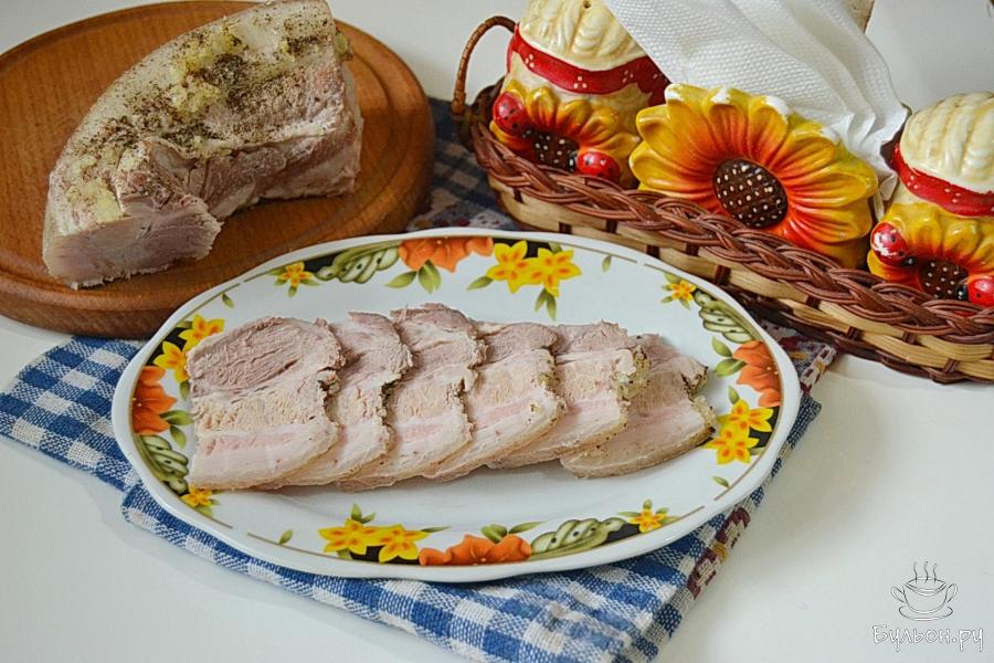 Грудинка свиная отварная с чесноком