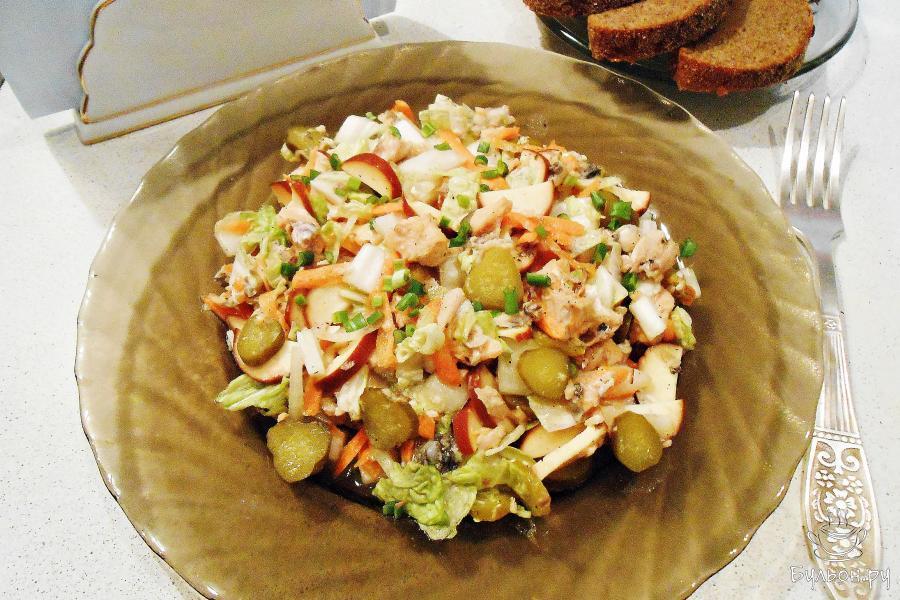 Салат с консервированным лососем