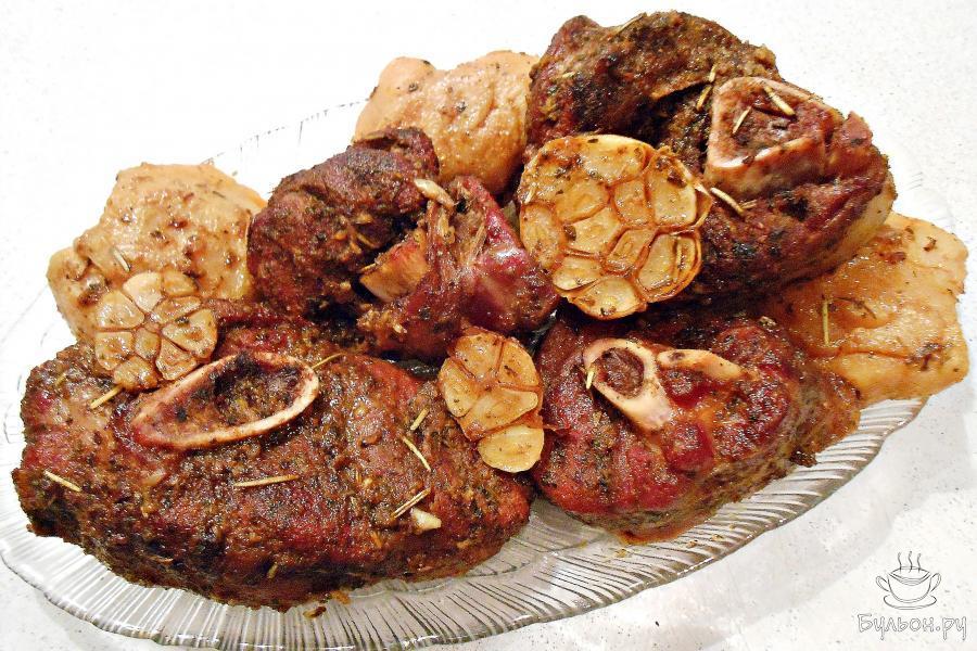 Лопатка ягненка, запеченная с яблоками и розмарином