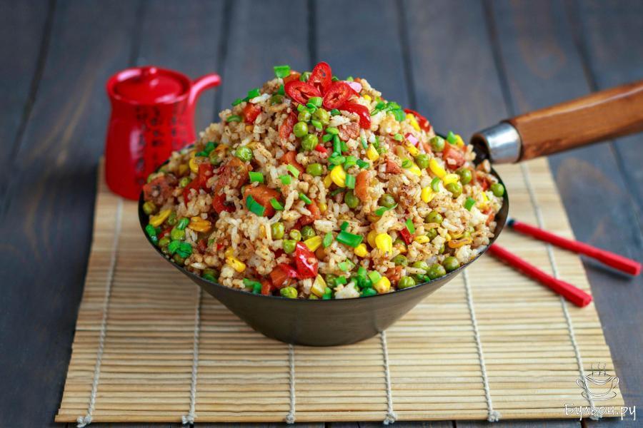 Жареный рис с овощами
