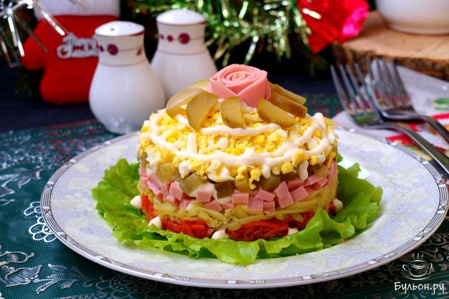 Слоеный салат с колбасой и корейской морковью