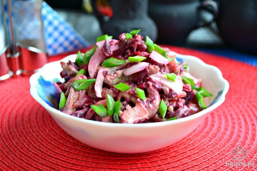 Салат с жареным мясом и свеклой