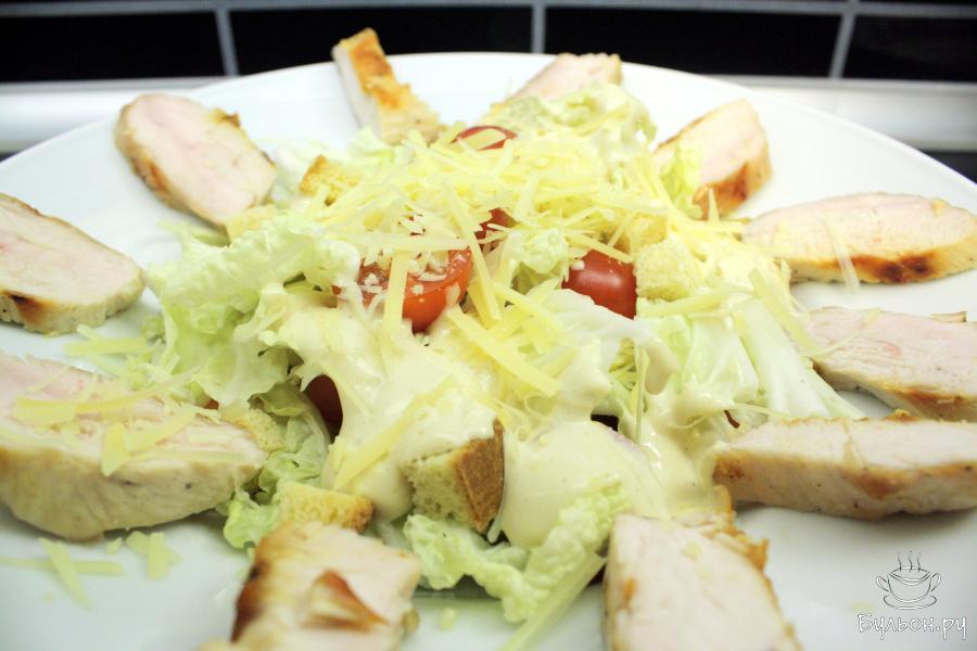 Салат Цезарь с индейкой