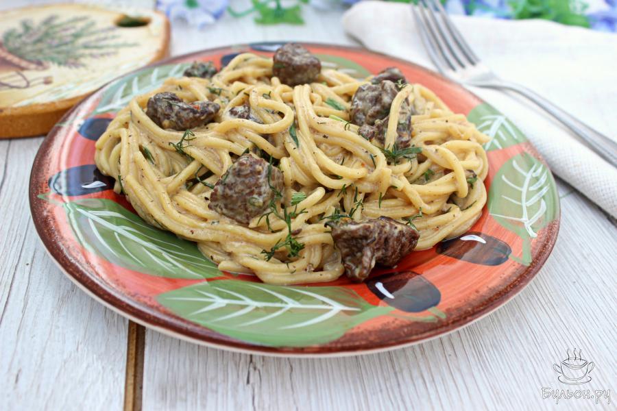 Спагетти с филе страуса в сырном соусе