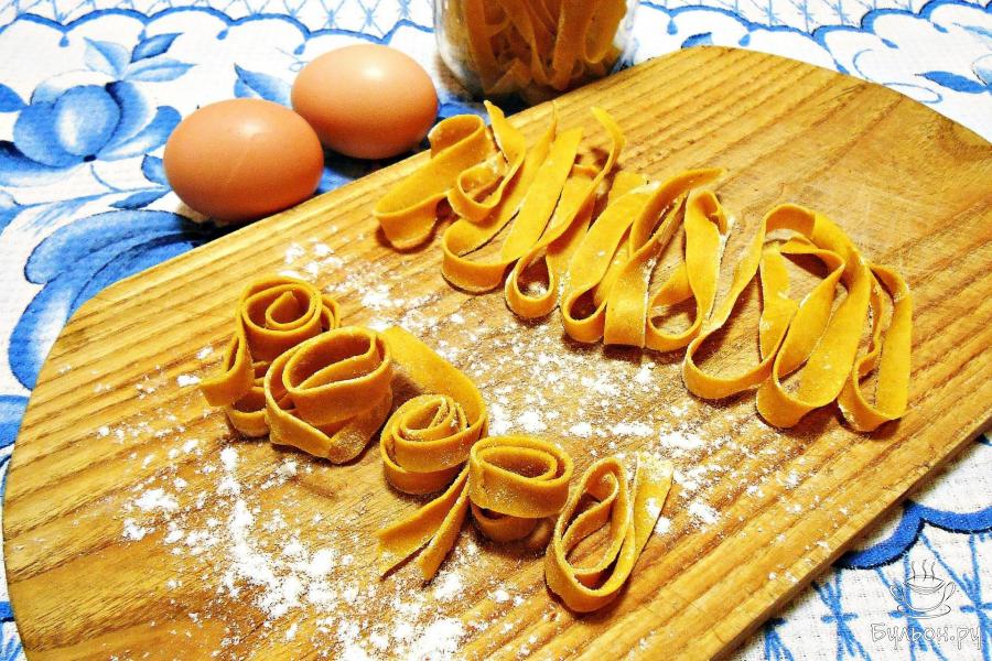 Яичная домашняя лапша (разных цветов)