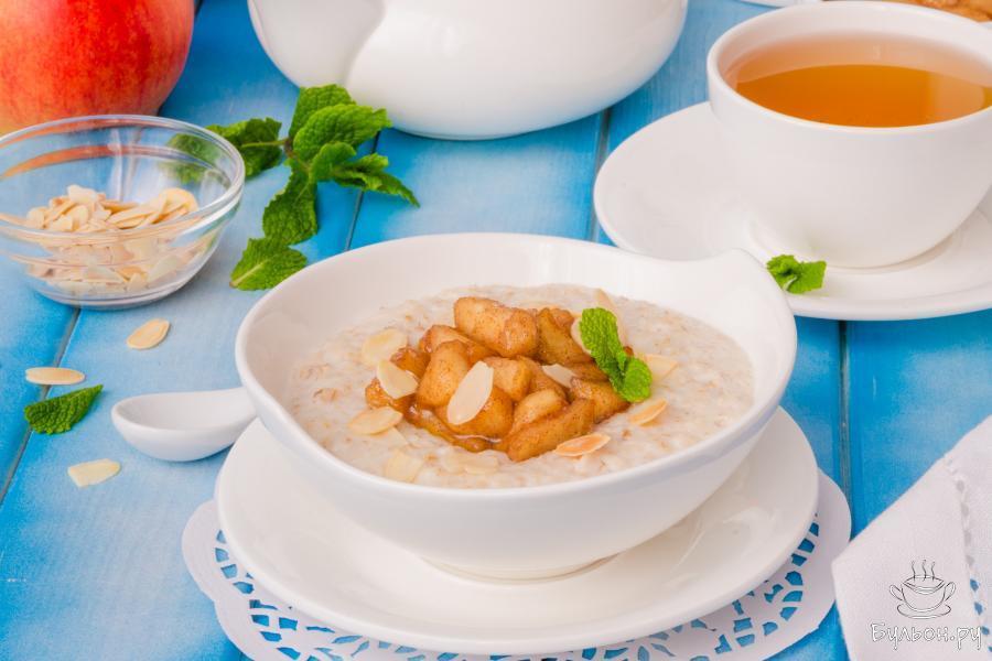 Овсяная каша с карамельными яблоками и миндалем