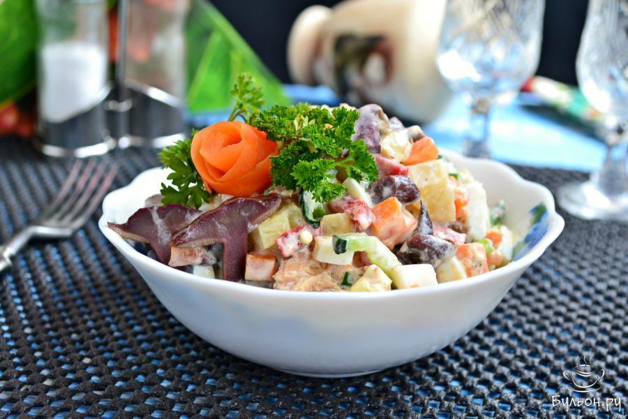 Салат с рыбными консервами и маринованными грибами