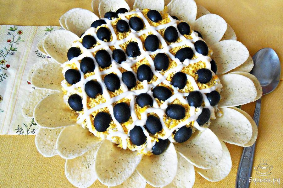 Салат "Подсолнух" с консервированным тунцом