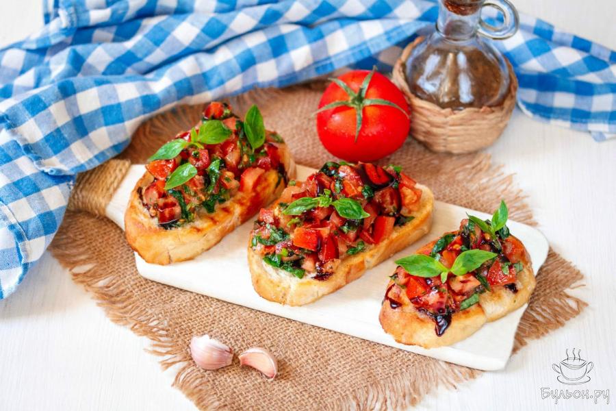 Брускетта с помидорами и базиликом