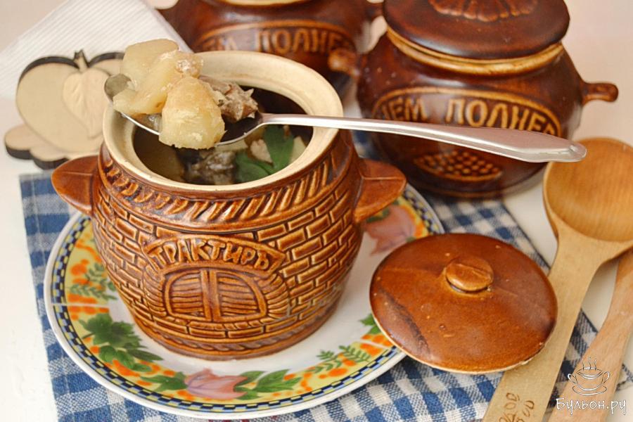 Мясо с картошкой и сушеными грибами в горшочке