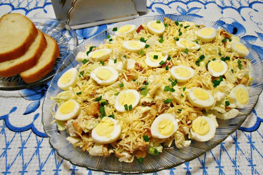 Салат Цезарь с перепелиными яйцами
