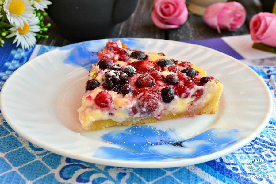 Песочный пирог с творогом и ягодами