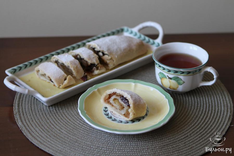 Яблочный штрудель с черносливом из слоеного теста