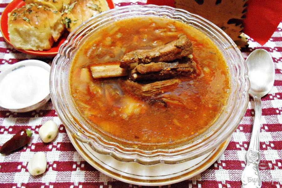 Борщ с жареными телячьими ребрышками