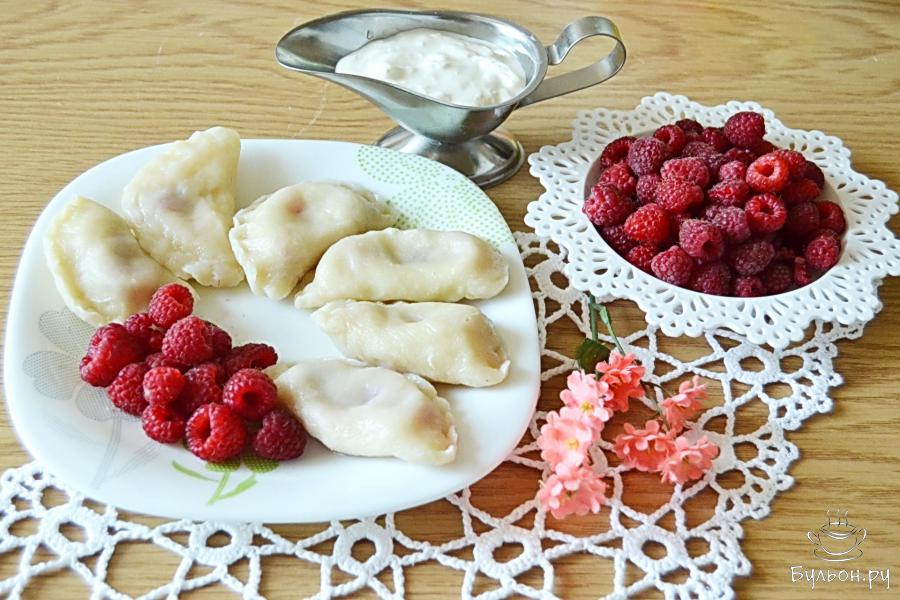 Вареники с творогом и малиной