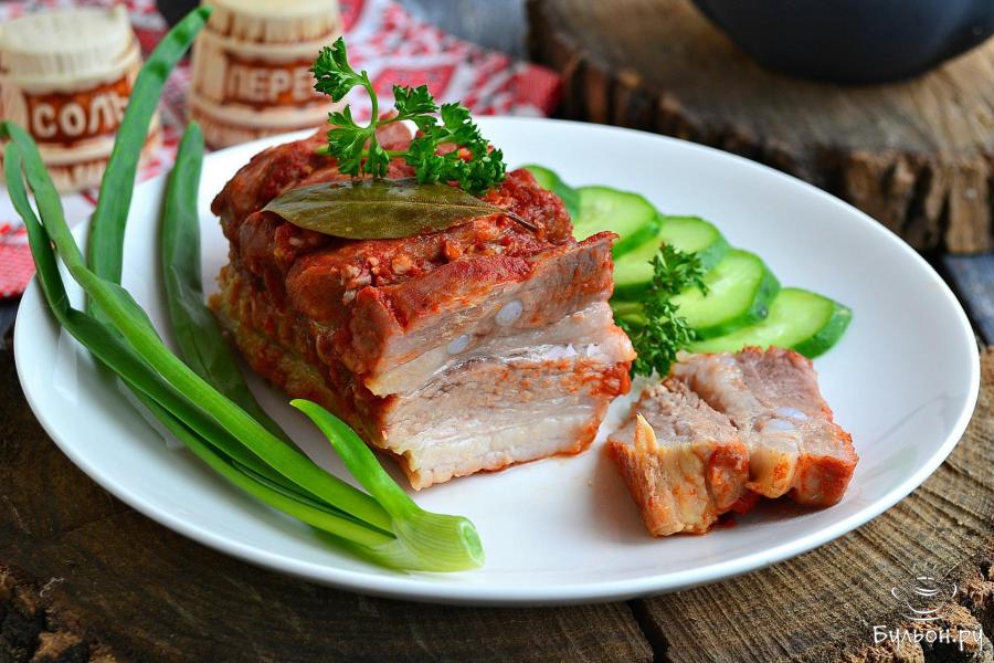 Свиная грудинка в медово-томатном соусе на пару