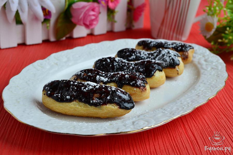 Эклеры с заварным кремом и шоколадной глазурью