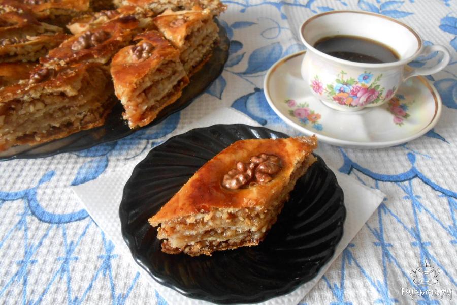 Пахлава медовая из песочного теста с орехами
