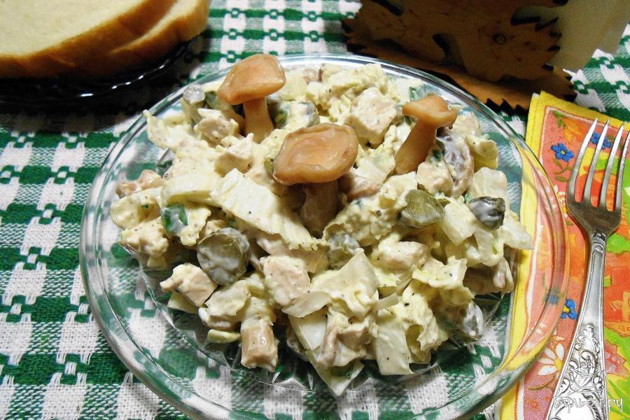 Салат с курицей и маслятами