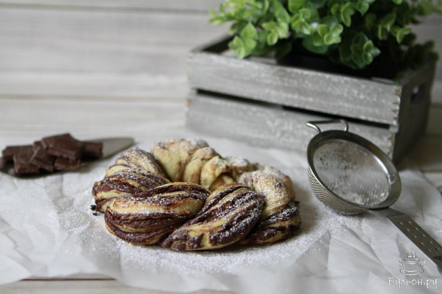 Завитушка из слоеного теста с шоколадом