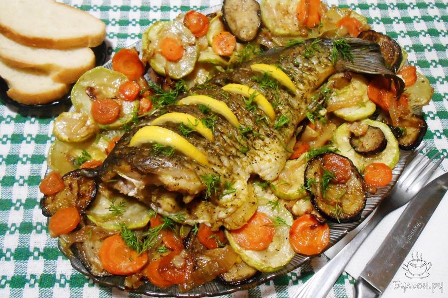 Карп на овощной подушке в духовке