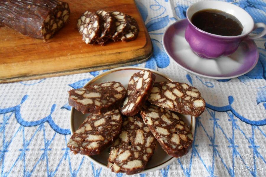 Шоколадная колбаса из печенья с орехами