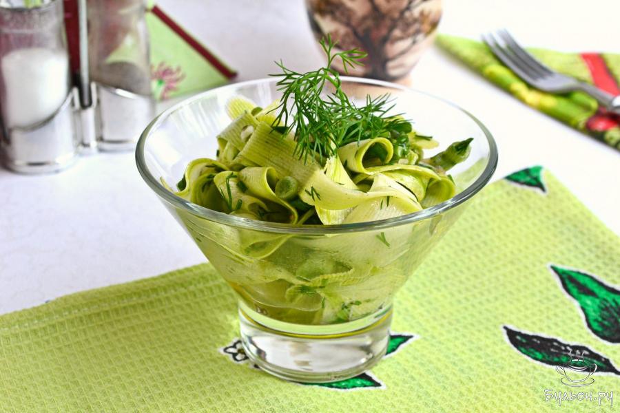 Салат из сырых кабачков