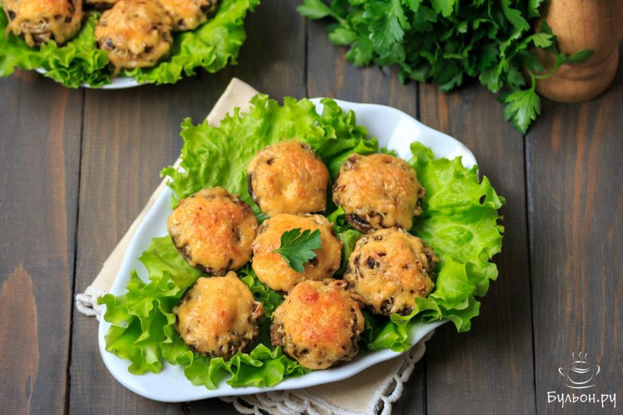 Шампиньоны, фаршированные курицей в духовке
