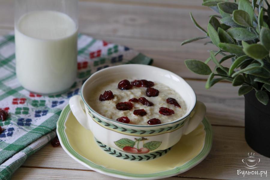 Каша овсяная на молоке с вяленой клюквой