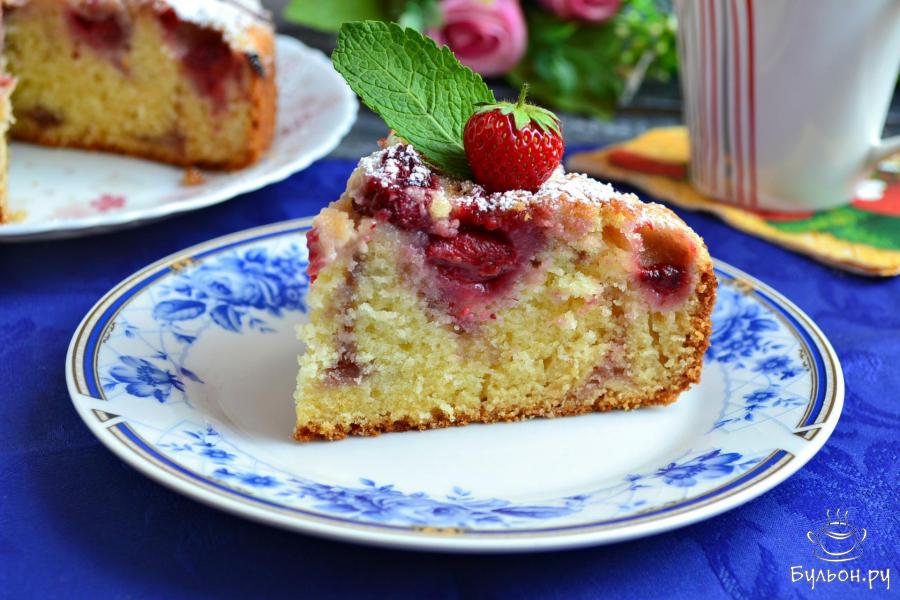 Летний пирог с клубникой