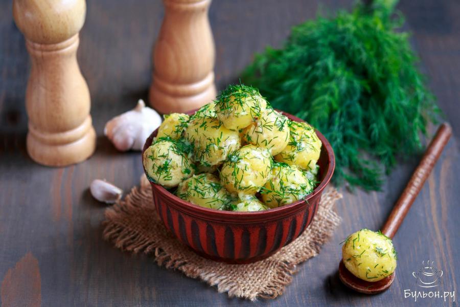 Молодой картофель с чесноком и укропом