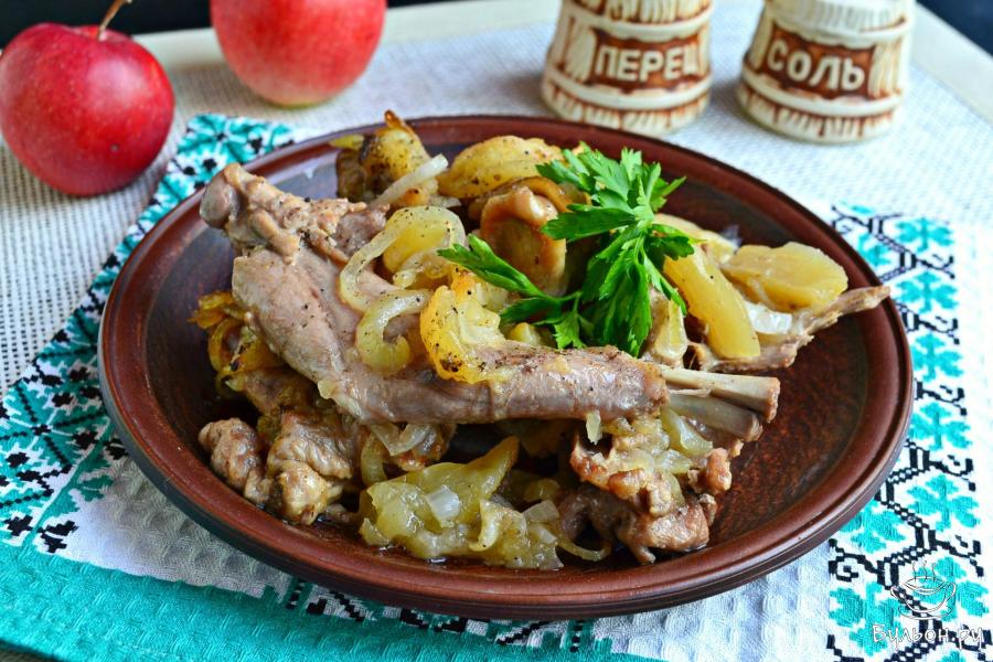 Кролик с яблоками в духовке