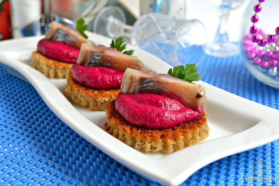 Гренки со свекольным муссом и сельдью