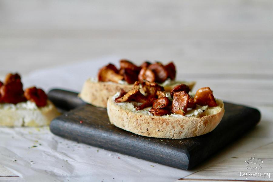 Брускетта с лисичками