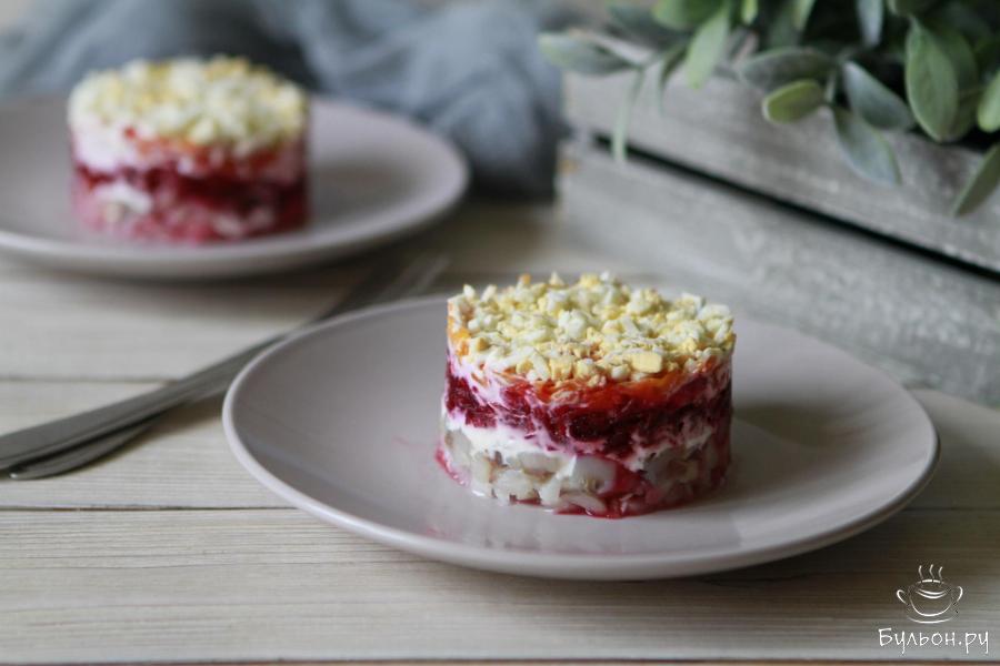 Слоеный салат из овощей и селедки
