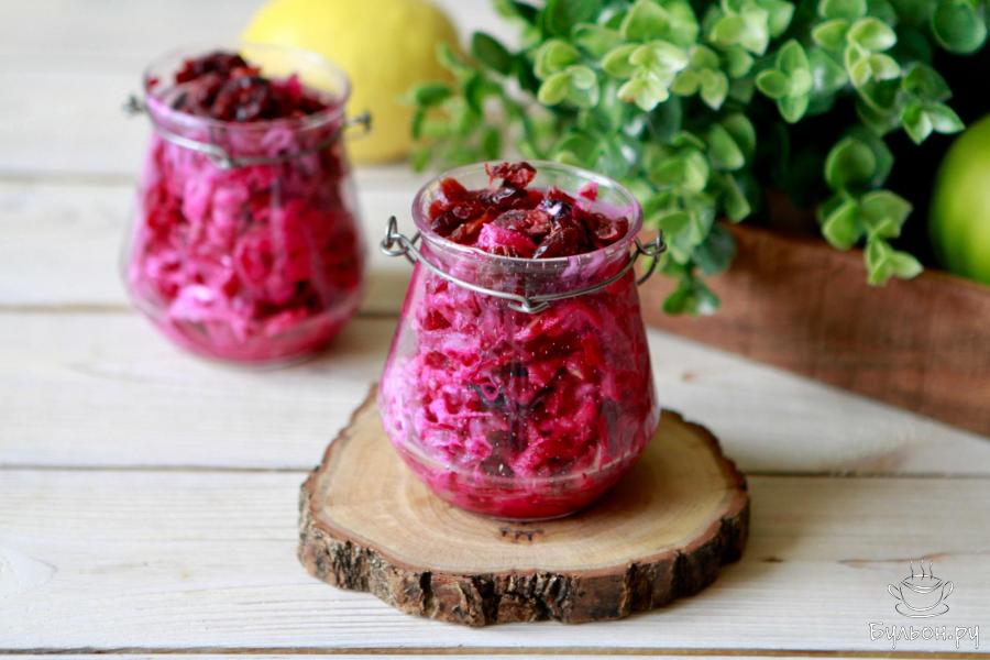 Витаминный салат из свеклы, яблока и сухофруктов