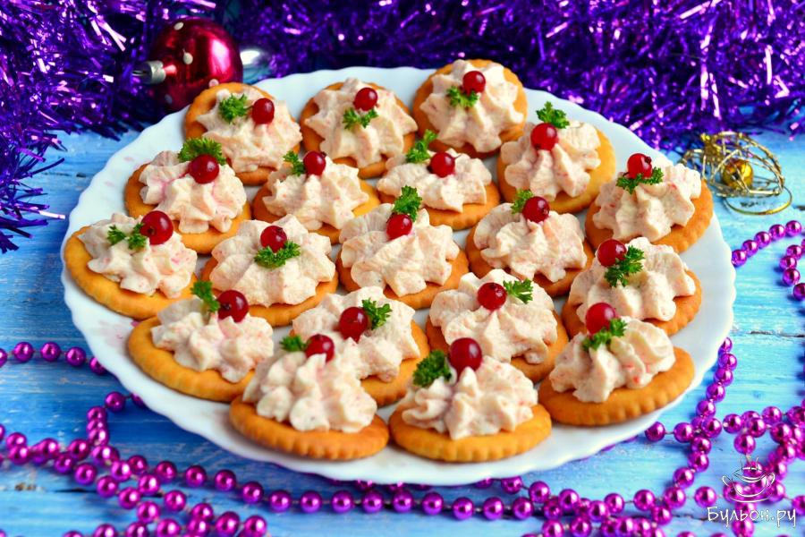 Закуска на крекерах из сыра и крабовых палочек