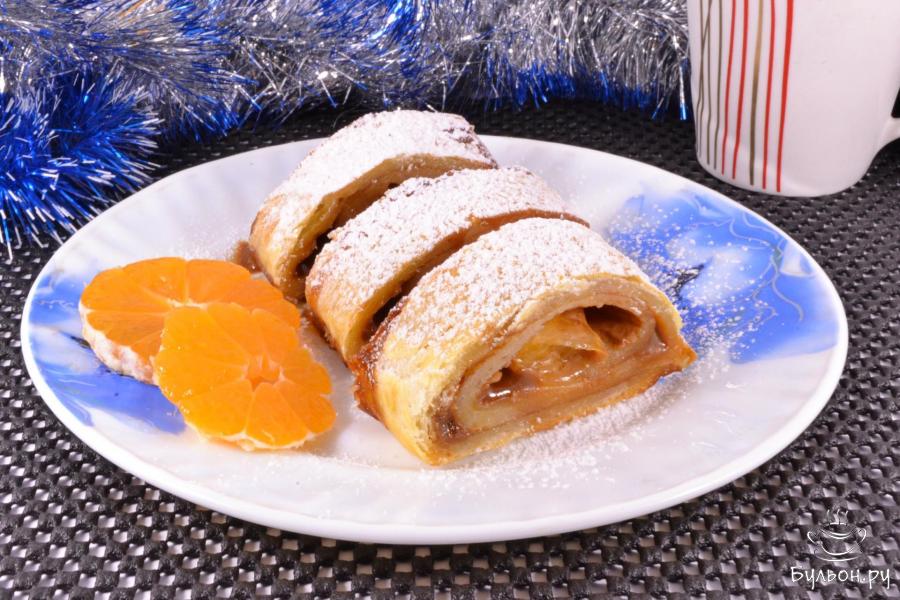 Слоеный рулет с вареной сгущенкой и мандаринами