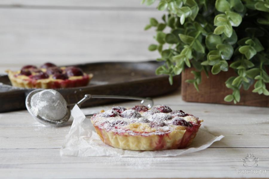 Тарталетки с вишней и сметанным кремом