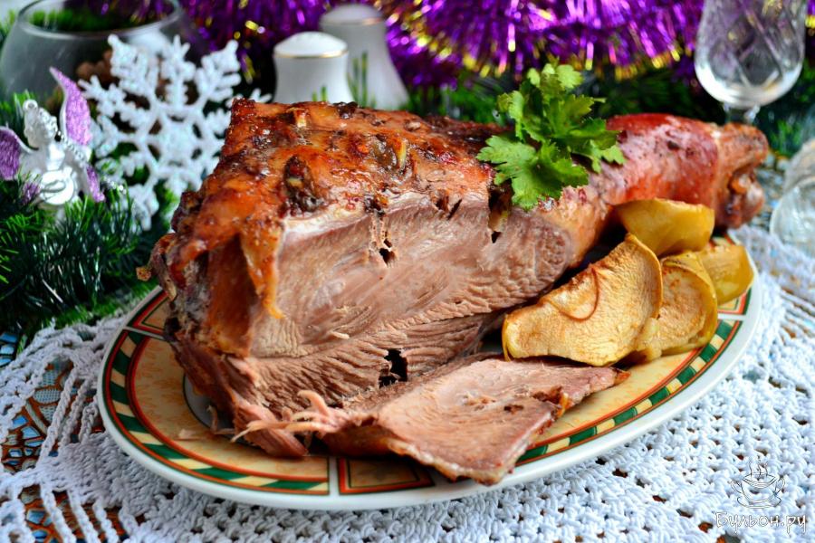 Голень индейки с яблоками в апельсиновом соке