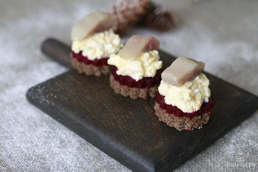 Закуска из селедки со свеклой и яйцом на хлебе